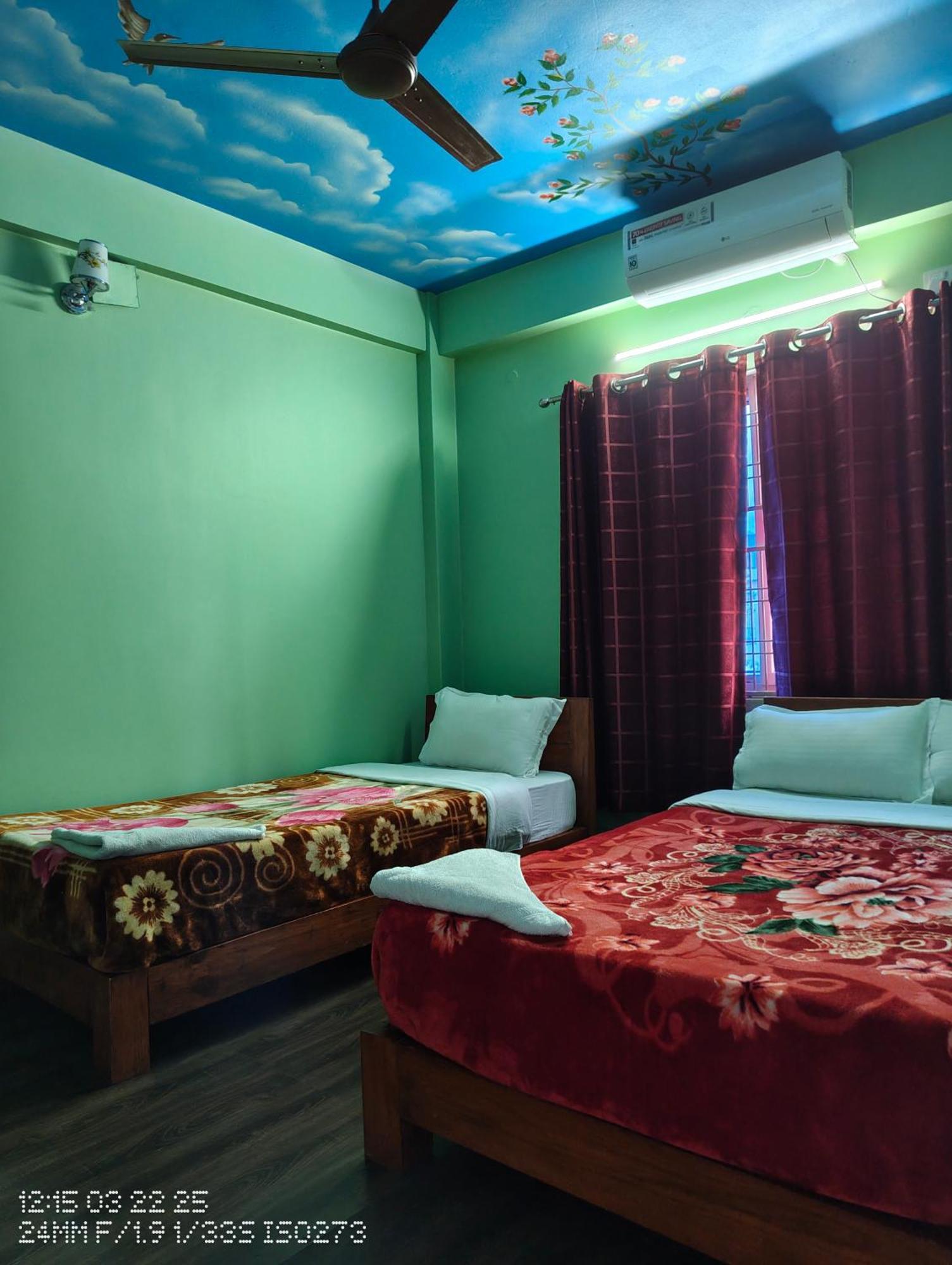 Harry Guest House & Restaurant Pokhara Oda fotoğraf